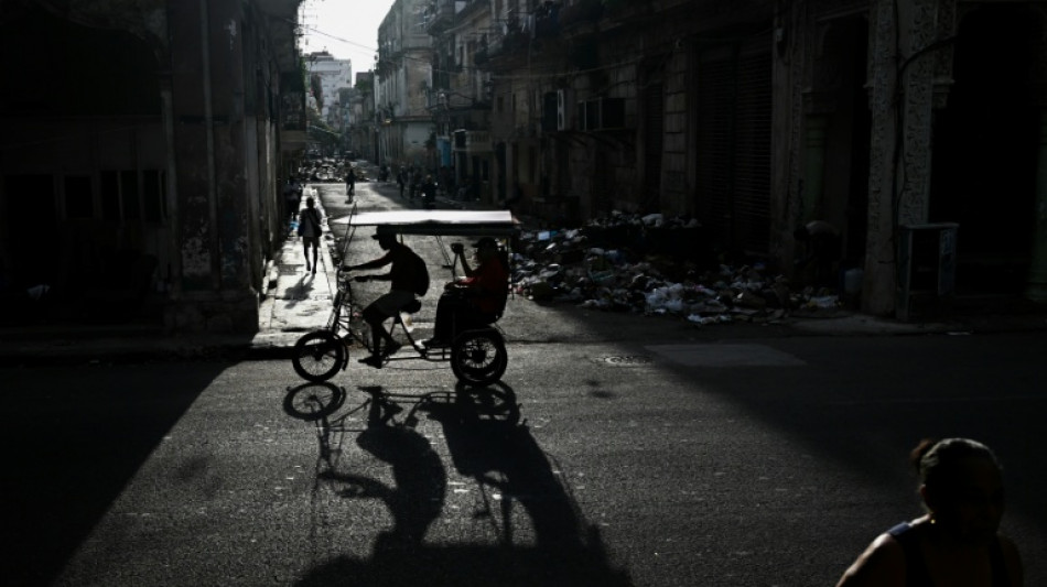 Cuba restabelece conex&atilde;o da rede el&eacute;trica, mas apag&otilde;es continuam