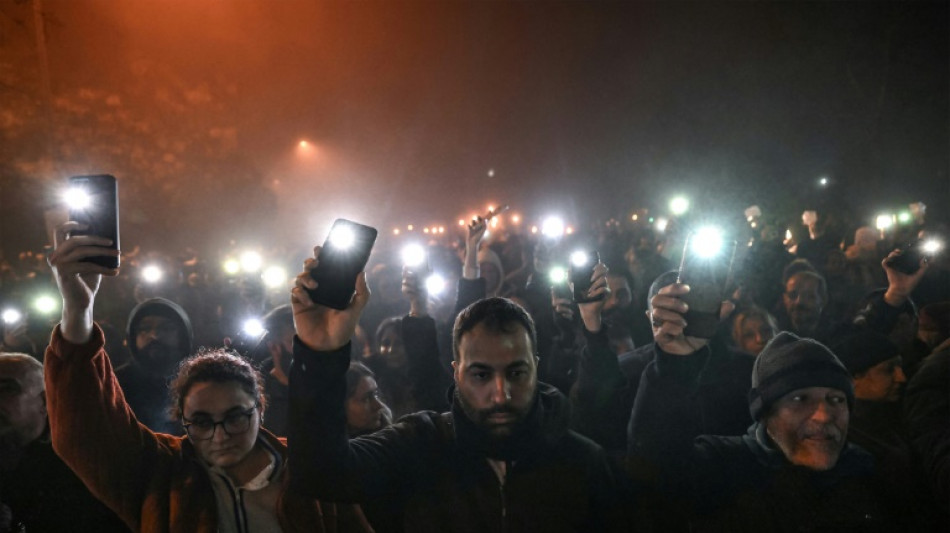 T&uuml;rkei: Angeh&ouml;rige gedenken der Opfer von verheerendem Erdbeben vor einem Jahr