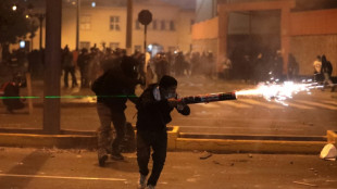 Masiva protesta deja 15 policías heridos en Perú tras instalarse nuevo gobierno