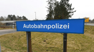 Zwei Tote bei Unfall auf Autobahn in Th&uuml;ringen: Pkw ger&auml;t unter Sattelauflieger