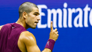 Mit frischer Frisur: Alcaraz startet souverän