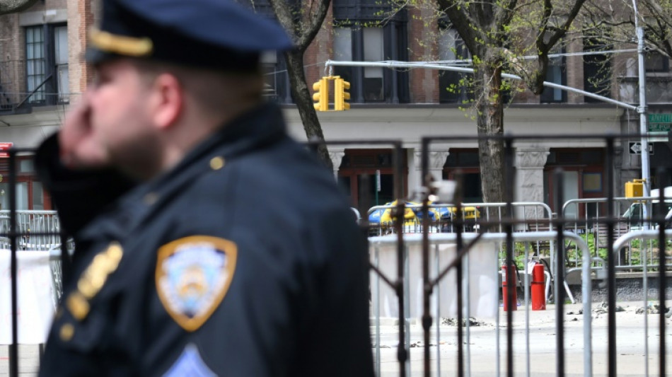 Mann z&uuml;ndet sich vor New Yorker Gericht f&uuml;r Trump-Prozess selbst an