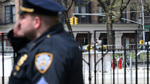 Mann z&uuml;ndet sich vor New Yorker Gericht f&uuml;r Trump-Prozess selbst an