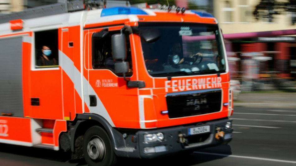 Neunj&auml;hrige beim N&auml;hen von N&auml;hmaschine festgetackert