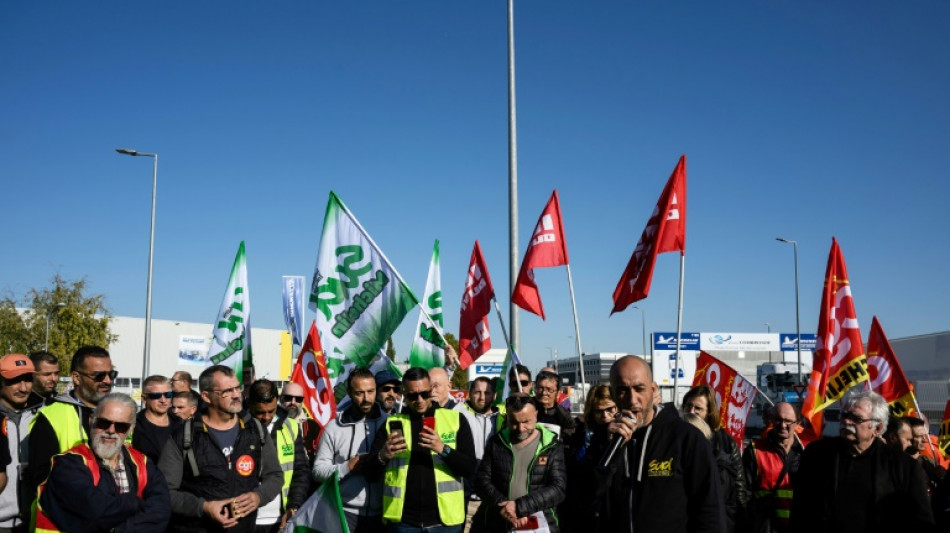 Fermeture de Michelin &agrave; Cholet et Vannes: des centaines de manifestants, un ministre invectiv&eacute;