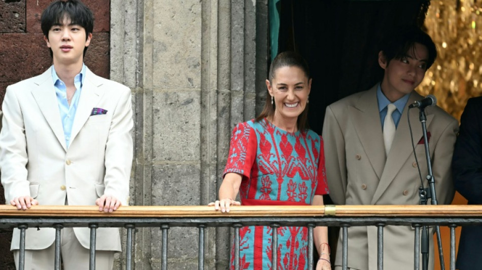 Unas 50.000 personas acuden al Z&oacute;calo de M&eacute;xico para saludar a BTS