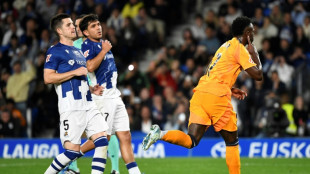 Vini e Mbapp&eacute; marcam de p&ecirc;nalti, e Real Madrid vence Real Sociedad no Espanhol