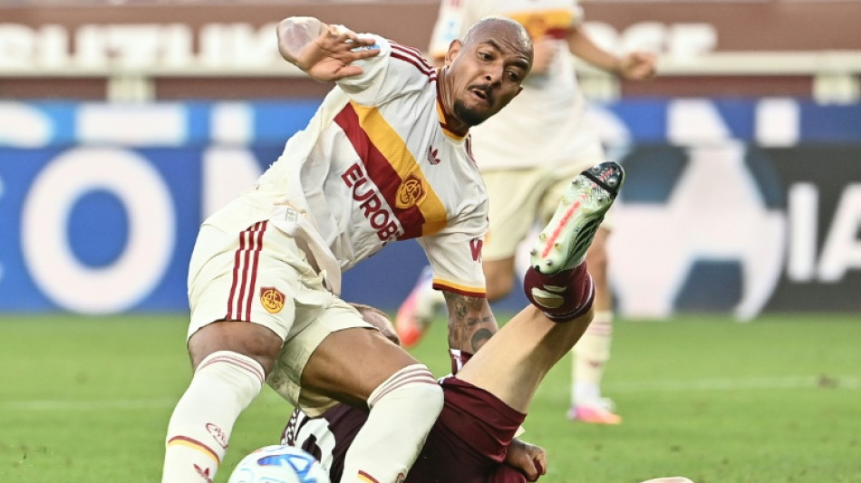 In-form Malen fires Roma to Serie A summit, Inter on their heels