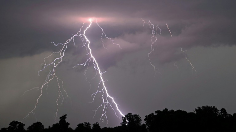 Heftige Unwetter in Teilen Deutschlands: Stra&szlig;en &uuml;berschwemmt und Z&uuml;ge gestrandet