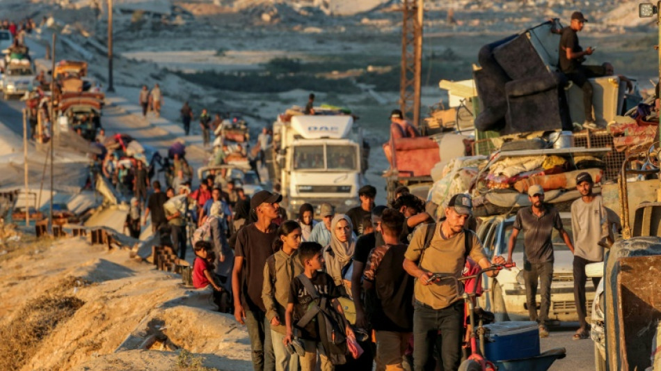 Milhares de palestinos fogem da Cidade de Gaza a pé ou amontoados em caminhonetes