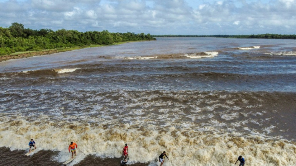 Una ola de agua dulce desaf&iacute;a a los surfistas en la Amazonia brasile&ntilde;a