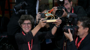 George Clooney se glisse derri&egrave;re l'objectif d'une photographe de l'AFP