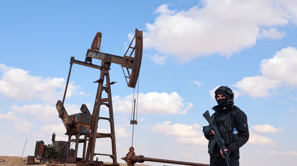 Prezzi petrolio in lieve aumento, Wti scambiato a 59,58 dollari