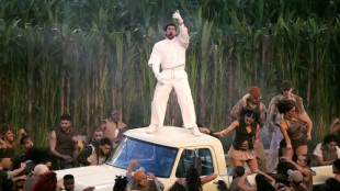 Bad Bunny brilha no Super Bowl e faz sua cidade em Porto Rico dan&ccedil;ar