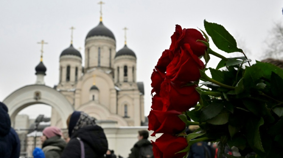 Rund 200 Unterst&uuml;tzer Nawalnys versammeln sich vor Trauerfeier vor Moskauer Kirche