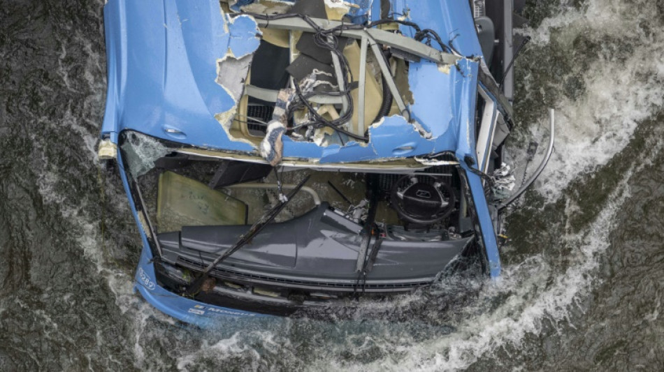 Mindestens f&uuml;nf Tote bei Sturz eines Busses in Fluss in Spanien