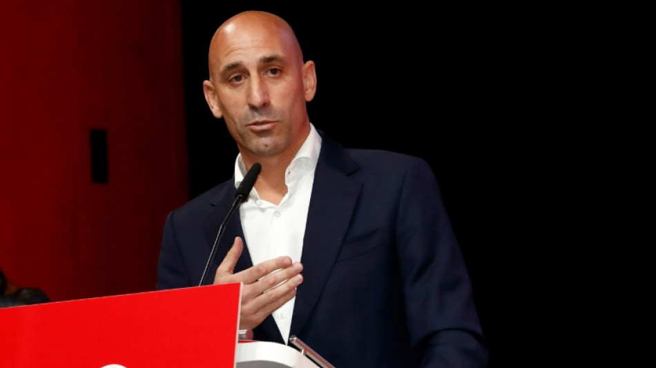 Baiser forc&eacute; : le patron du foot espagnol s'accroche &agrave; son poste