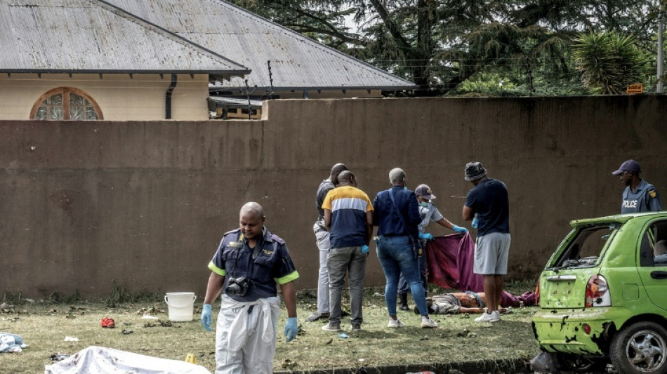 Suben a 15 los muertos en explosi&oacute;n de un cami&oacute;n cisterna en Sud&aacute;frica