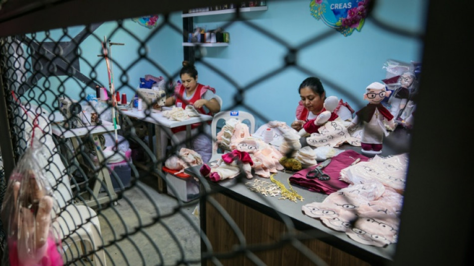 Unas presas hacen peluches del papa Le&oacute;n XIV antes de su visita a Per&uacute;