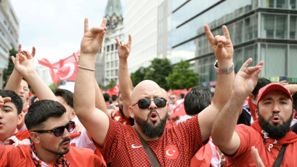 "Massiv" den Wolfsgru&szlig; gezeigt: Polizei stoppt t&uuml;rkischen Fan-Marsch in Berlin