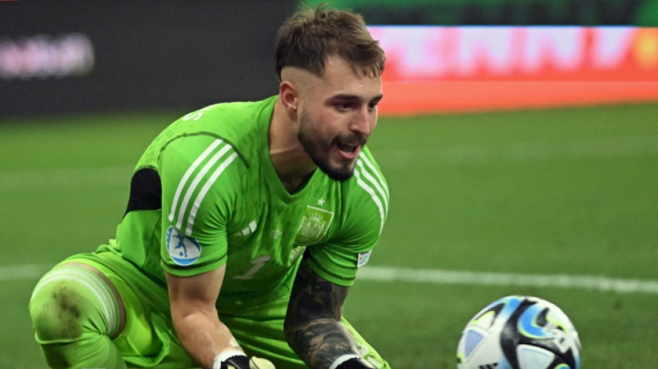 PSG contrata Arnau Tenas, goleiro do Bar&ccedil;a B