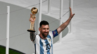 Lionel Messi recibe el Bal&oacute;n de Oro del Mundial de Catar-2022