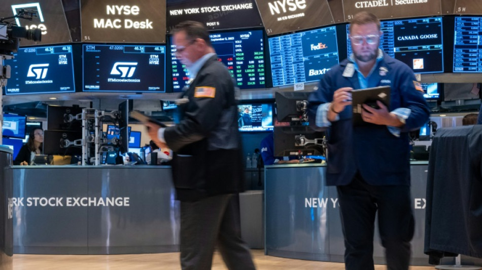 Wall Street ouvre en baisse, dig&egrave;re encore la communication de la Fed