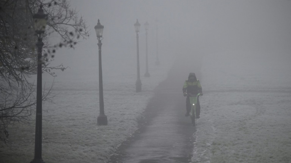 La nieve provoca caos de transportes en el Reino Unido, tres ni&ntilde;os mueren al caer a lago helado