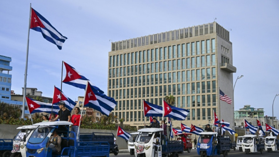Cubanos piden frente a embajada de EEUU en La Habana el fin del bloqueo