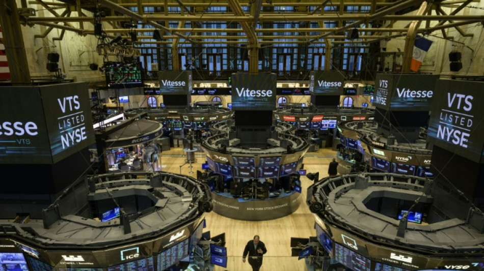 Wall Street termine en berne au d&eacute;but d'une semaine charg&eacute;e, donc risqu&eacute;e