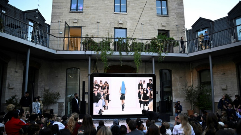 'Watch party' em Paris reúne entusiastas da moda em clima de final de futebol