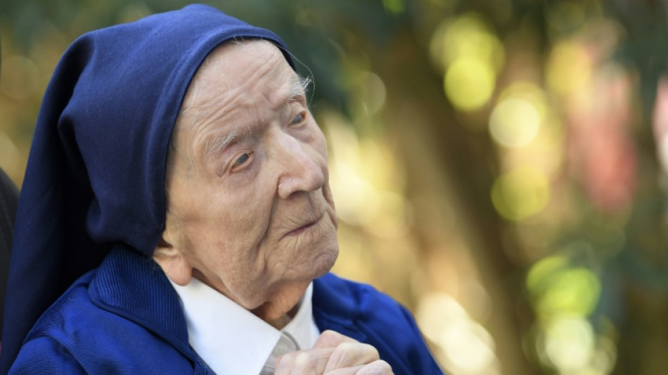 A 110 ans pass&eacute;s, "je tiens le coup": vies de supercentenaires