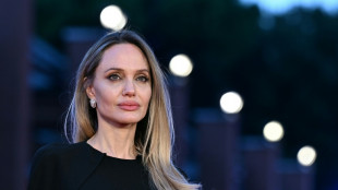 Angelina Jolie mostra cicatrizes de mastectom&iacute;a na primeira edi&ccedil;&atilde;o da Time France