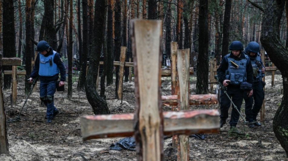 Hunderte Gr&auml;ber in Wald nahe zur&uuml;ckeroberter ukrainischer Stadt Isjum gefunden