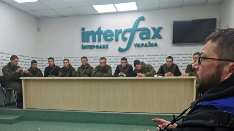 Ucrania obliga a desfilar a soldados rusos capturados para que muestren "arrepentimiento"