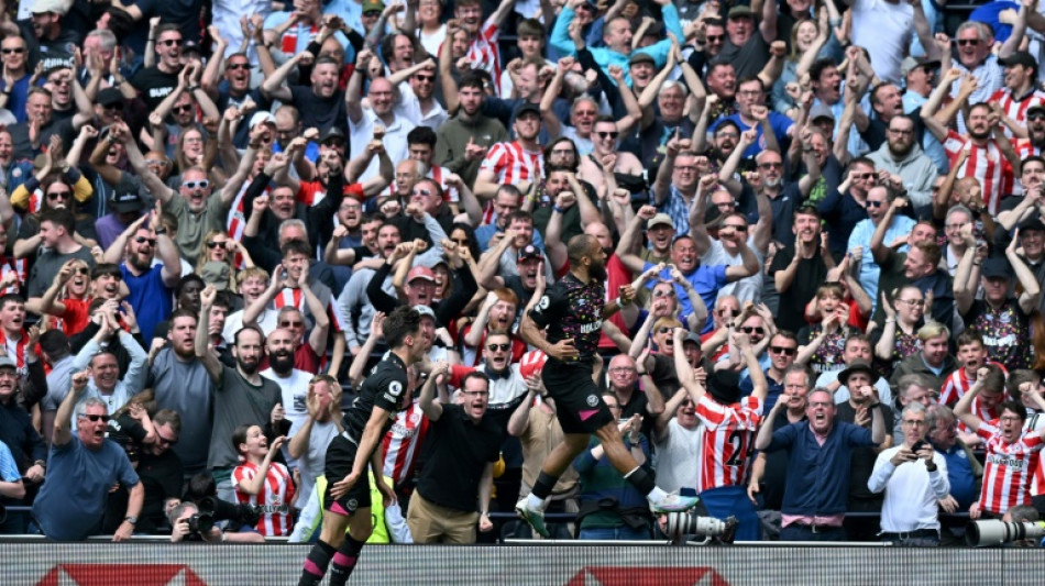 Troubled Spurs beaten by Brentford, Arsenal try to delay City title party