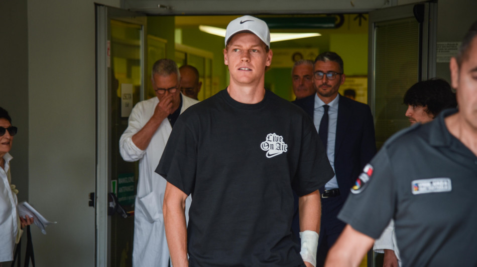 Jannik Sinner lascia San Raffaele evitando media e curiosi