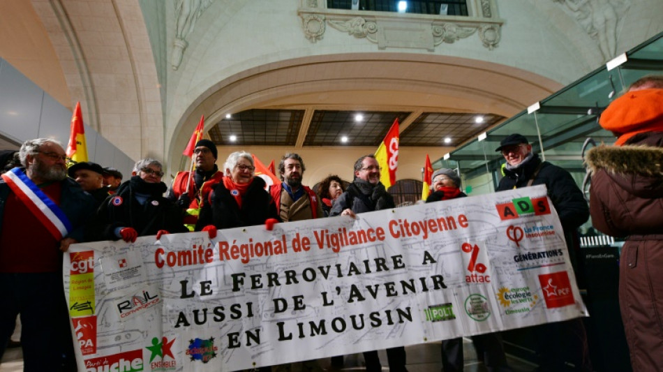 Manifestation en gare de Limoges contre la d&eacute;gradation de la ligne SNCF reliant Paris