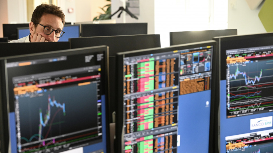 Borsa: Milano chiude in calo con banche e lusso, in luce Stm e Tim