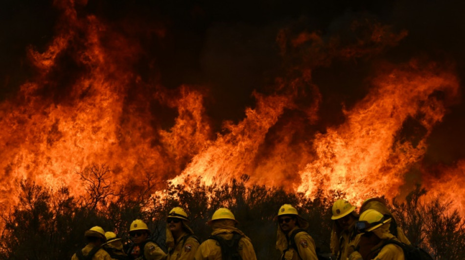 Feuerwehr in Kalifornien bereitet sich neben Waldbrand auf Unwettereins&auml;tze vor