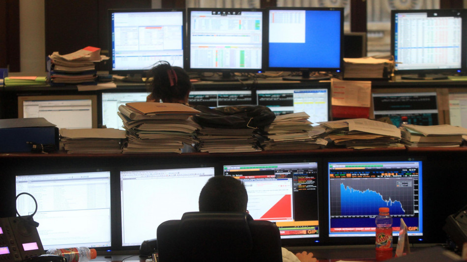 Borsa: Milano in rosso con lusso e banche
