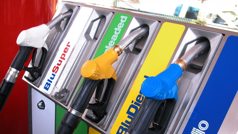 Benzina torna sopra 1,7 euro al litro con attacchi Israele-Iran