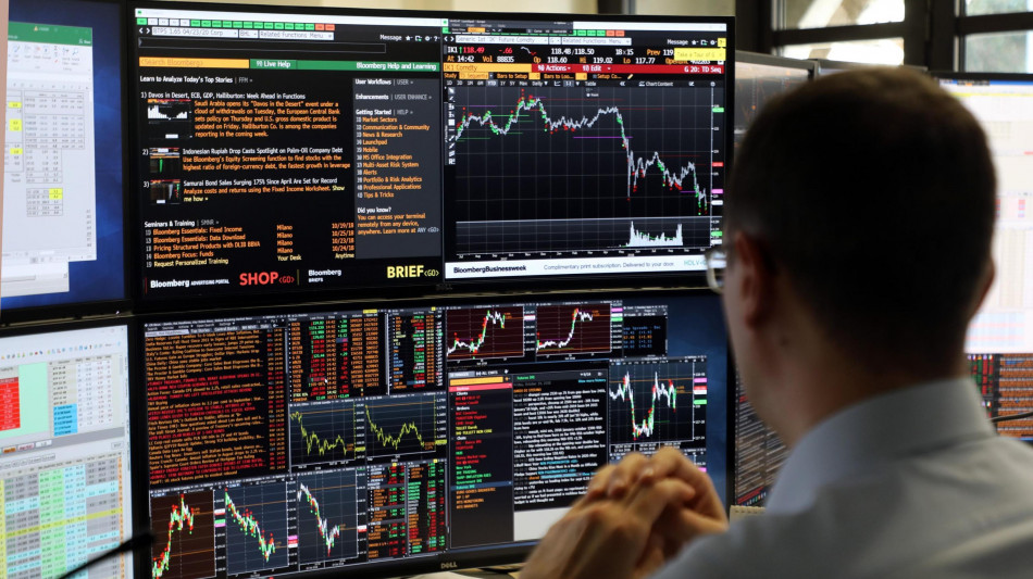 Borsa: Milano si consolida a +0,5% con Eni, calo Stellantis