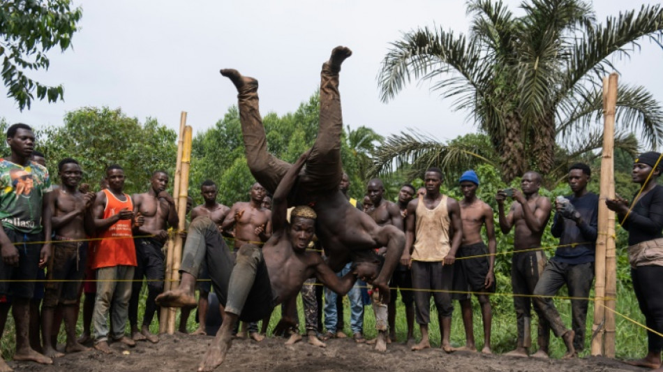 En Ouganda, les r&ecirc;ves de gloire des "catcheurs de boue"