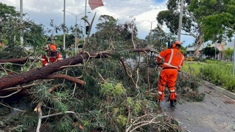 Sturm und Br&auml;nde in Australien: Ein Toter und 174.000 Haushalte ohne Strom