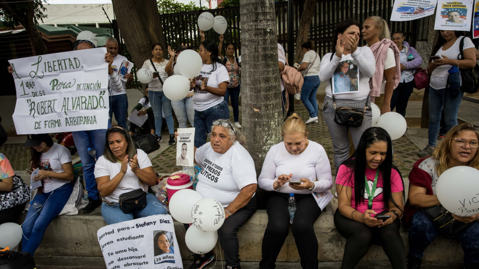 A Caracas gruppi paramilitari attaccano madri detenuti politici