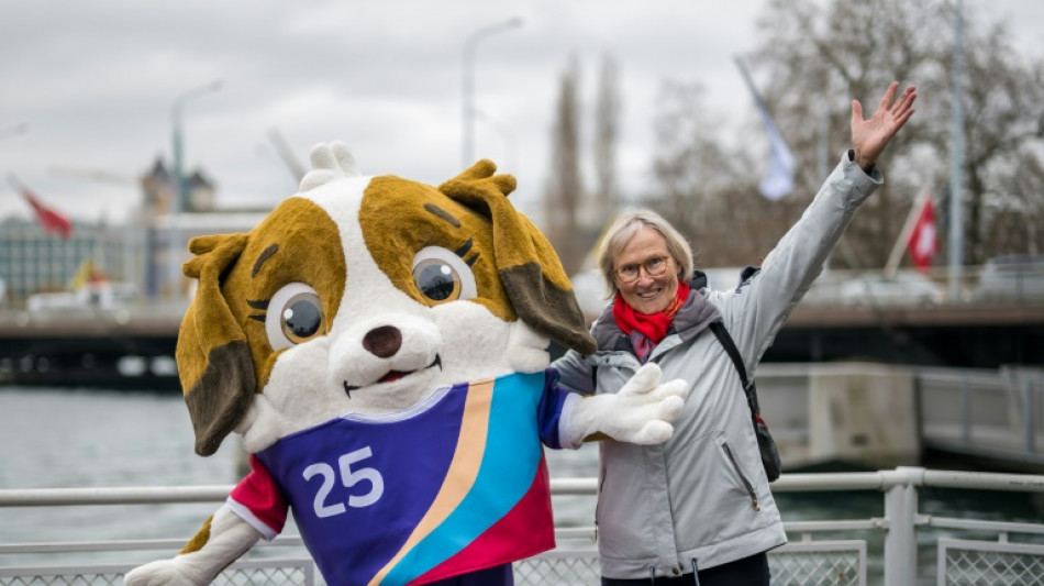 Su&iacute;&ccedil;a homenageia pioneira do futebol com mascote da Eurocopa feminina