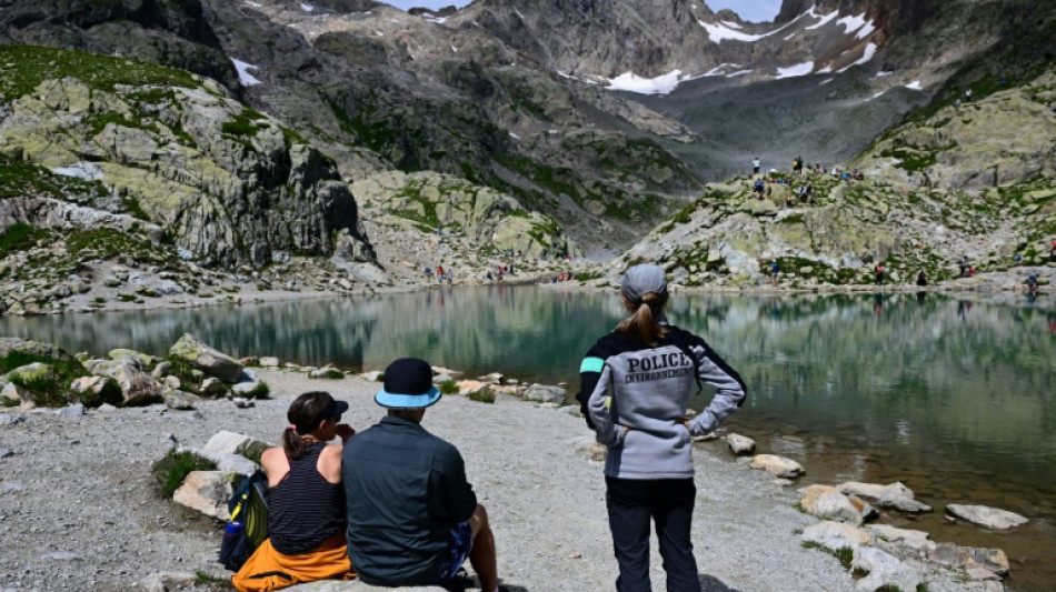Dans les Alpes, le lac Blanc face au d&eacute;fi du surtourisme