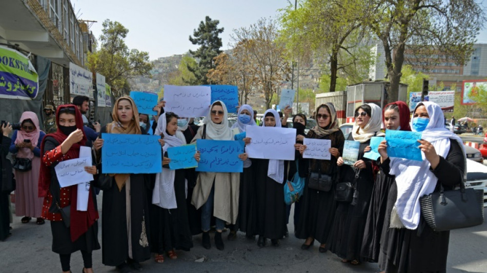 Frauen und M&auml;dchen demonstrieren in Kabul f&uuml;r Wieder&ouml;ffnung weiterf&uuml;hrender Schulen