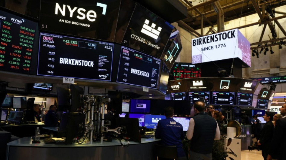 Wall Street ouvre en baisse, inqui&egrave;te de l'insolente sant&eacute; du consommateur am&eacute;ricain